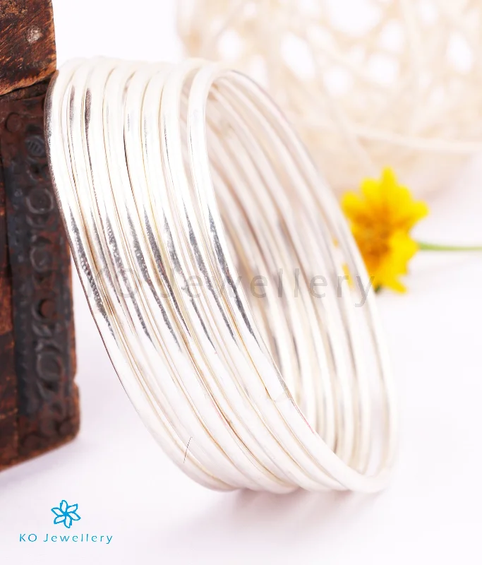 The Ujjal Plain Silver Bangle (Single/Size 2.2/2.4/2.6/2.8)