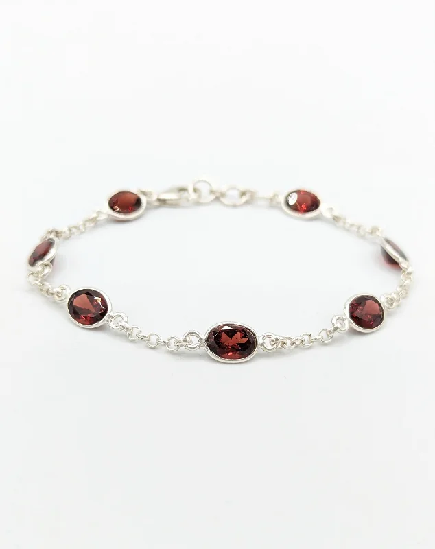 Fine Bezel Set and Chain Garnet Facet Bracelet